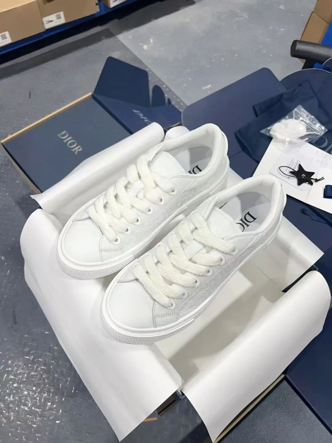 👟👟Ex-factory price 560👟👟 𝐃𝐢𝐨𝐫 𝐱 𝐒𝐭𝐨𝐧𝐞 𝐈𝐬𝐥𝐚𝐧𝐝 𝐁𝟯𝟯 Dior co-branded Stone Island new casual sports shoes Skateboard shoes 111111111 This B33 sneaker comes from the DIOR AND STONE ISLAND limited series. It is a new interpretation of the classic tennis shoe. The fashionable silhouette highlights the heavy texture. The black-dyed cotton has a delicate wash and soft texture, and is finished with the classic Oblique print on the sides, paying homage to the exceptional craftsmanship of the exclusive collaboration. The tongue is embossed with the Dior signature, while cannage panels on the front, DIOR AND STONE ISLAND signature on the back and insole. The rubber outsole features the Dior Oblique pattern, while a contrasting Dior 30 Avenue Montaigne signature on the rear adds style. It can add a modern touch to various casual looks, and can also be matched with other DIOR AND STONE ISLAND items. Exquisite packaging at the delivery counter🛍📦 Customized cowhide material, sheepskin lining, original molded outsole Size: 35-45